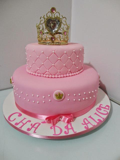Bolo de Princesa decorado com pasta americana rosa e coroa