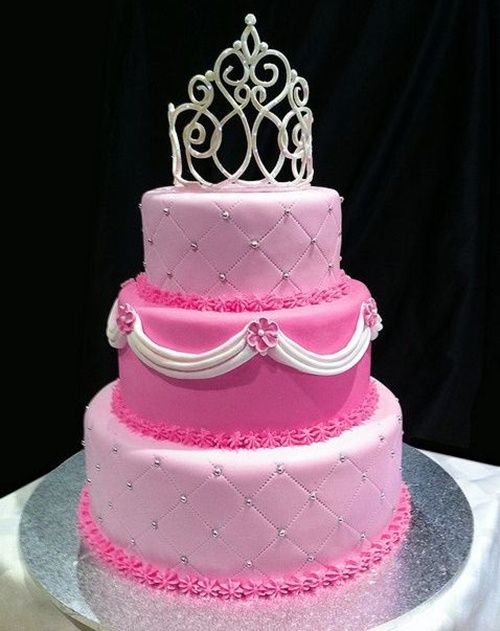 Bolo de Princesa rosa e branco com coroa prata