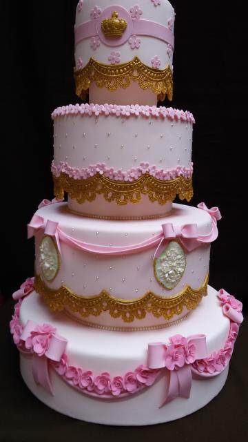 Bolo de Princesa rosa e branco com detalhes estilo renda dourados