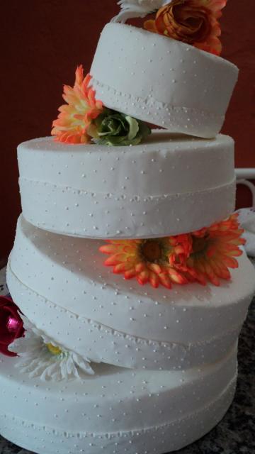 Bolo Fake Casamento de Biscuit branco com flores artificiais laranja 