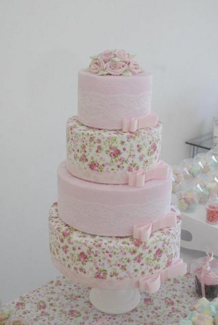 Bolo Fake Casamento de Tecido com bases rosa claro e outras com tecido estampado