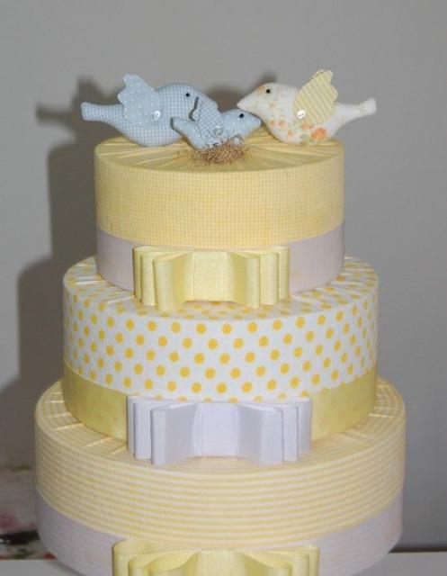 Bolo Fake Casamento de Tecido amarelo com casal de pombinhos