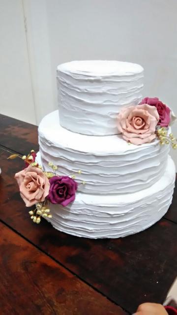 Bolo Fake Casamento de branco com texturas e rosas naturais