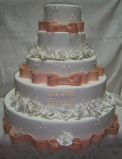 Bolo Fake Casamento com rosas brancas e laço salmão