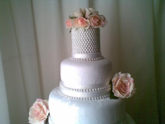 Bolo Fake Casamento branco com fina aplicação de pérolas