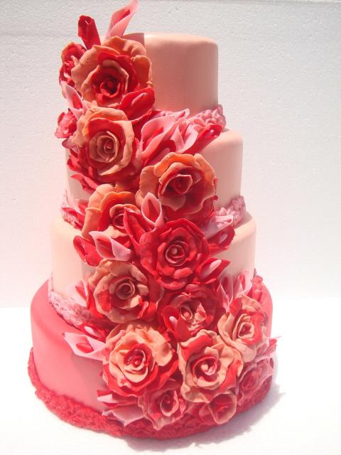 Bolo Fake Casamento chamativo com flores vermelhas e laranja