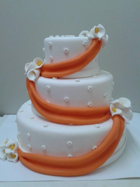 Bolo Fake Casamento branco com faixa nas cores vermelho e laranja