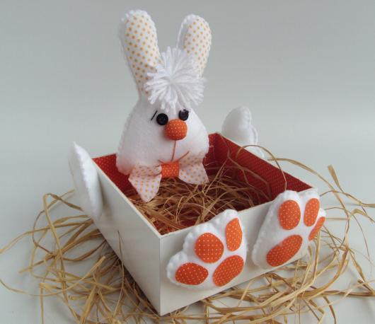 Cesta de Páscoa de Caixa de Sapato com coelho de feltro
