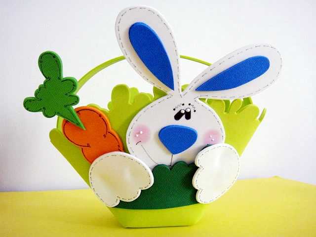 Cesta de Páscoa de EVA verde com coelho branco com detalhes em azul