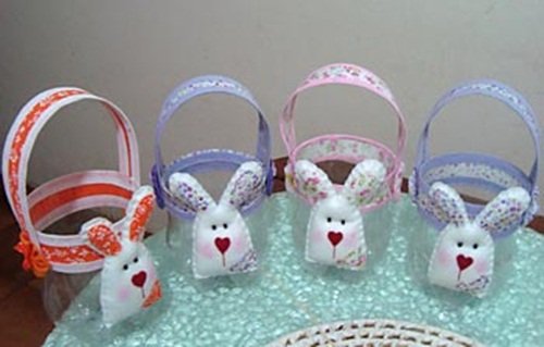 Cesta de Páscoa de Garrafa Pet com coelho de tecido