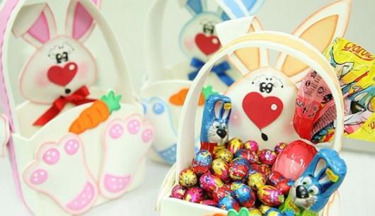 Cesta de Páscoa de EVA branca com nariz do coelho em formato de coração