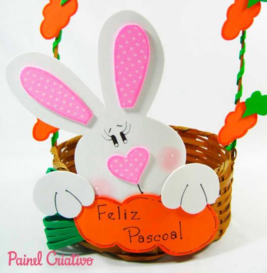 Cesta de Páscoa de EVA com coelho com plaquinha de Feliz Páscoa