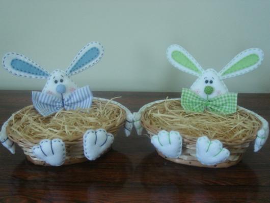 Cesta de Páscoa em Feltro com coelhos verdes e azuis