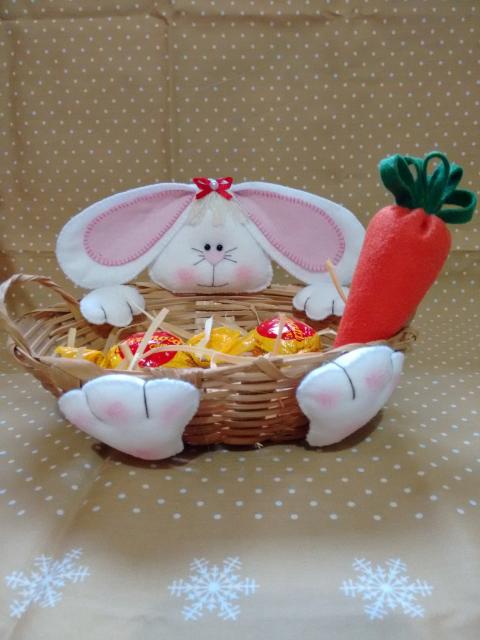 Cesta de Páscoa em Feltro com cenoura grande