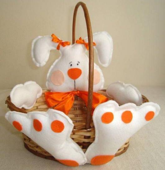 Cesta de Páscoa em Feltro com coelho branco com detalhes em laranja