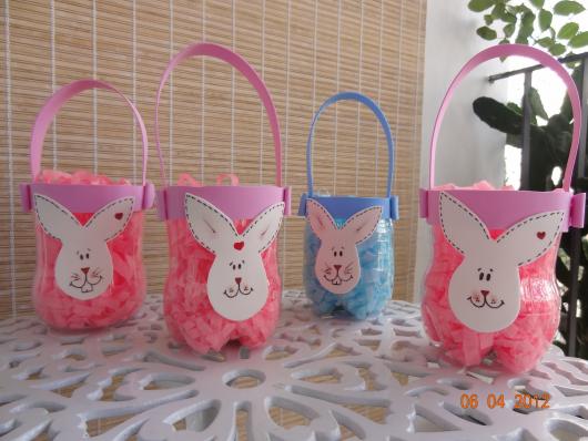 Cesta de Páscoa de Garrafa Pet com coelho de EVA