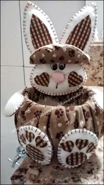 Cesta de Páscoa em Feltro com coelho com detalhes de tecido marrom