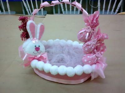 Cesta de Páscoa revestida de feltro branco e rosa