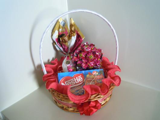 Cesta de Páscoa Simples enfeitada com papel