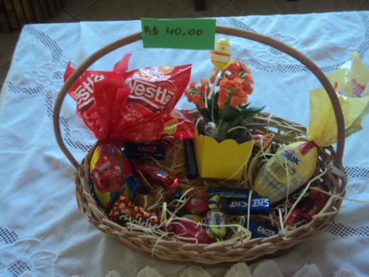 Cesta de Páscoa Simples com palha