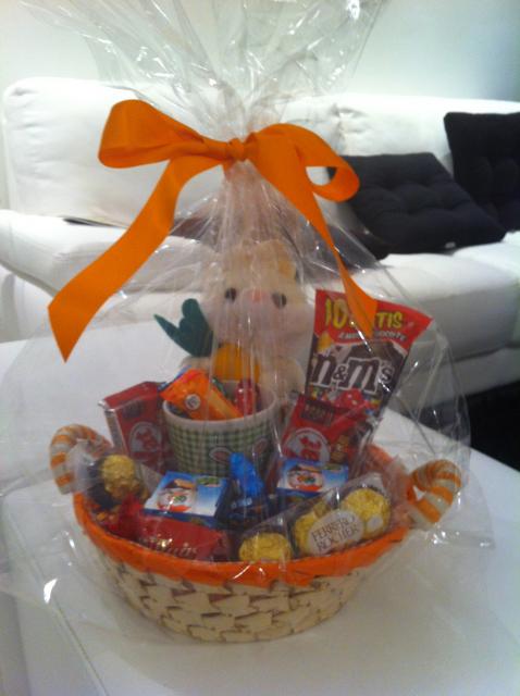 Cesta de Páscoa Simples embalada no saco de celofane