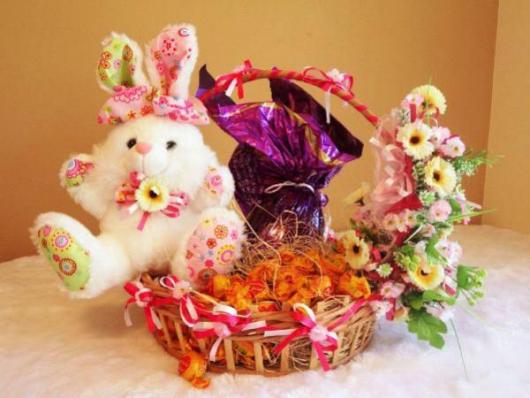 Cesta de Páscoa Para namorada com flores e ursinho de pelúcia