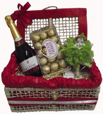 Cesta de Páscoa Para namorada com caixa de bombom e vinho