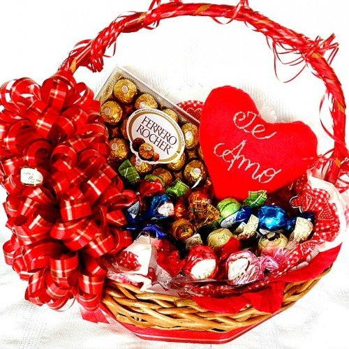 Cesta de Páscoa Para namorada com com detalhes em vermelho e coração