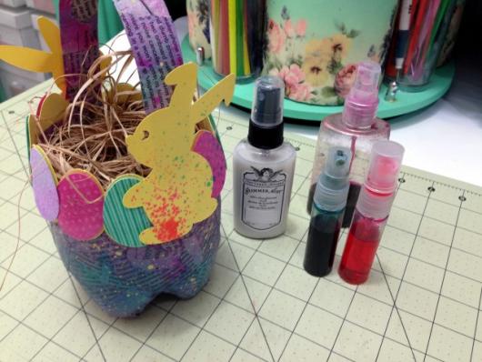 Cesta de Páscoa de Garrafa Pet com com ovos coloridos de EVA e coelho amarelo