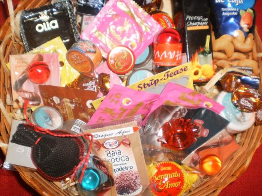 Cesta de Páscoa Feminina com diversos tipos de guloseimas