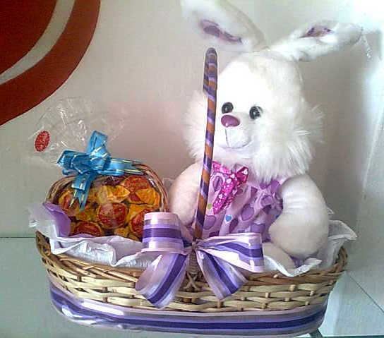 Cesta de Páscoa Feminina com coelho com detalhes em lilás