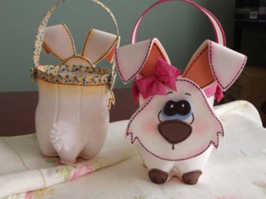 Cesta de Páscoa de Garrafa Pet com coelhinho de EVA