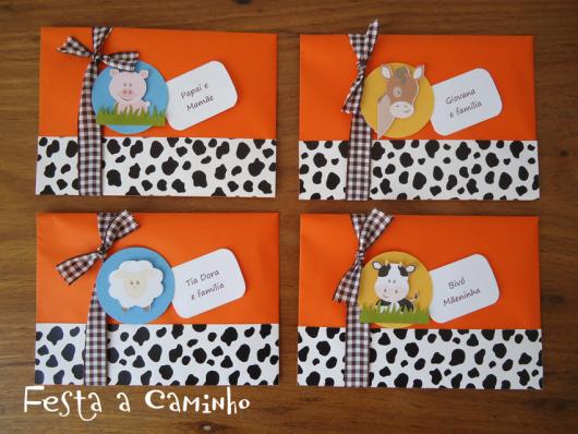Convites Fazendinha com aplique de bichinho no envelope laranja com faixa animal print