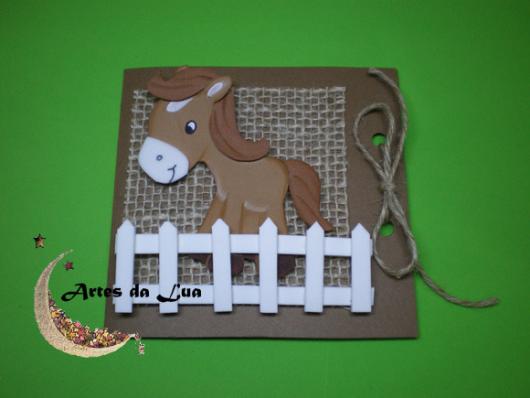 Convites Fazendinha de EVA no formato de cavalo