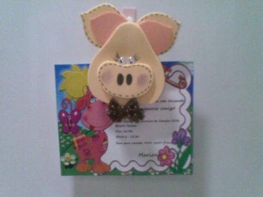 Convites Fazendinha no formato de porquinho de EVA