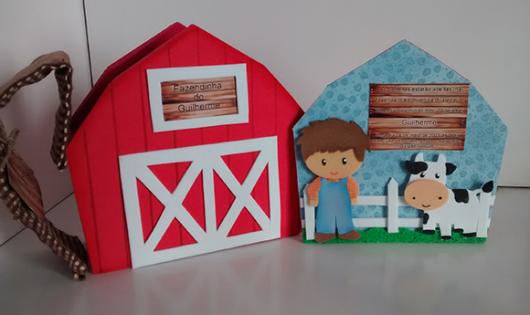 Convites Fazendinha de EVA no formato de celeiro de fazenda