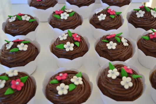 Cupcake de Chocolate decorado com flores de pasta americana