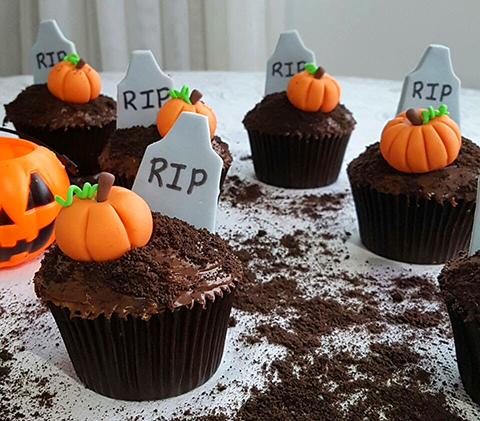 Cupcake de Chocolate para o Holloween decorado com lapide a abóbora de pasta americana