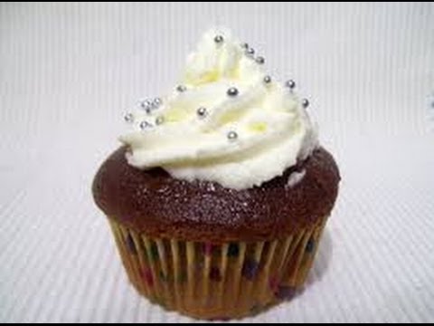 Cupcake de Chocolate decorado com chantilly branco