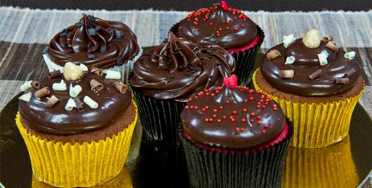 Cupcake de Chocolate decorado com ganache de chocolate