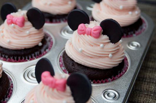 Cupcake de Chocolate decorado com ganache de chocolate branco e aplique de pasta americana da Minnie rosa