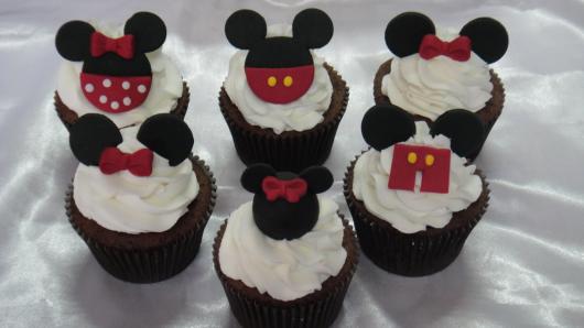 Cupcake de Chocolate decorado com chantilly e aplique de pasta americana do Mickey