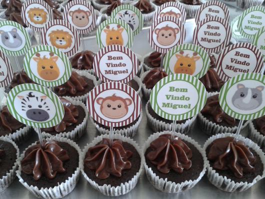 Cupcake de Chocolate com topper do tema Safari