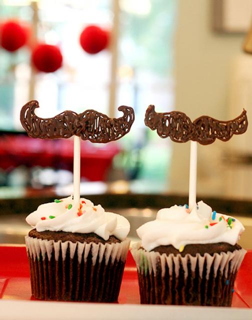 Cupcake de Chocolate com topper de chocolate no formato de bigode