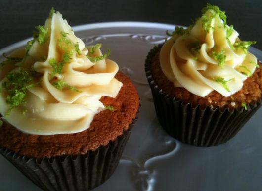 Cupcake de Chocolate com cobertura de ganache de chocolate branco e raspas de limão