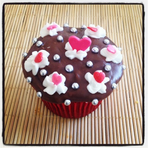 Cupcake de Chocolate decorado com corações de pasta americana vermelhos