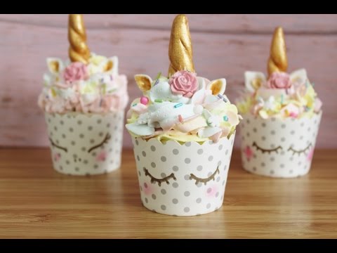 Cupcake de Unicórnio modelo decorado com wrapper branco e glacê