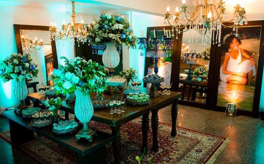 Decoração de 15 anos Azul Tifanny com mesas de madeira e flores