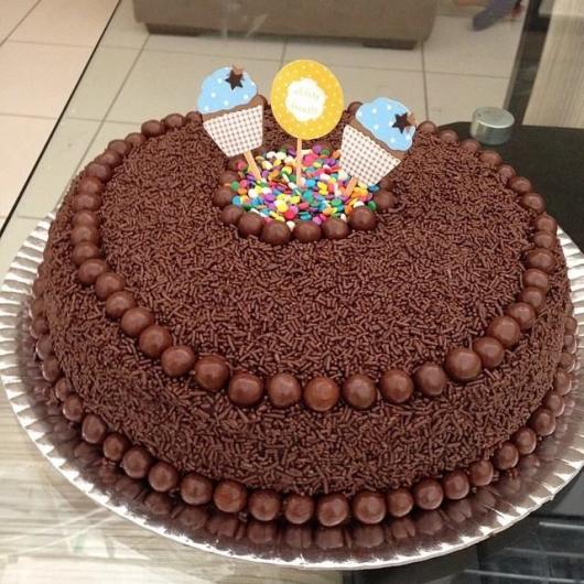 Decoração de Festa Simples bolo de chocolate simples com granulado