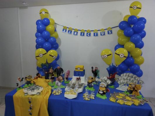 Decoração de Festa Simples Minions com torre de balão
